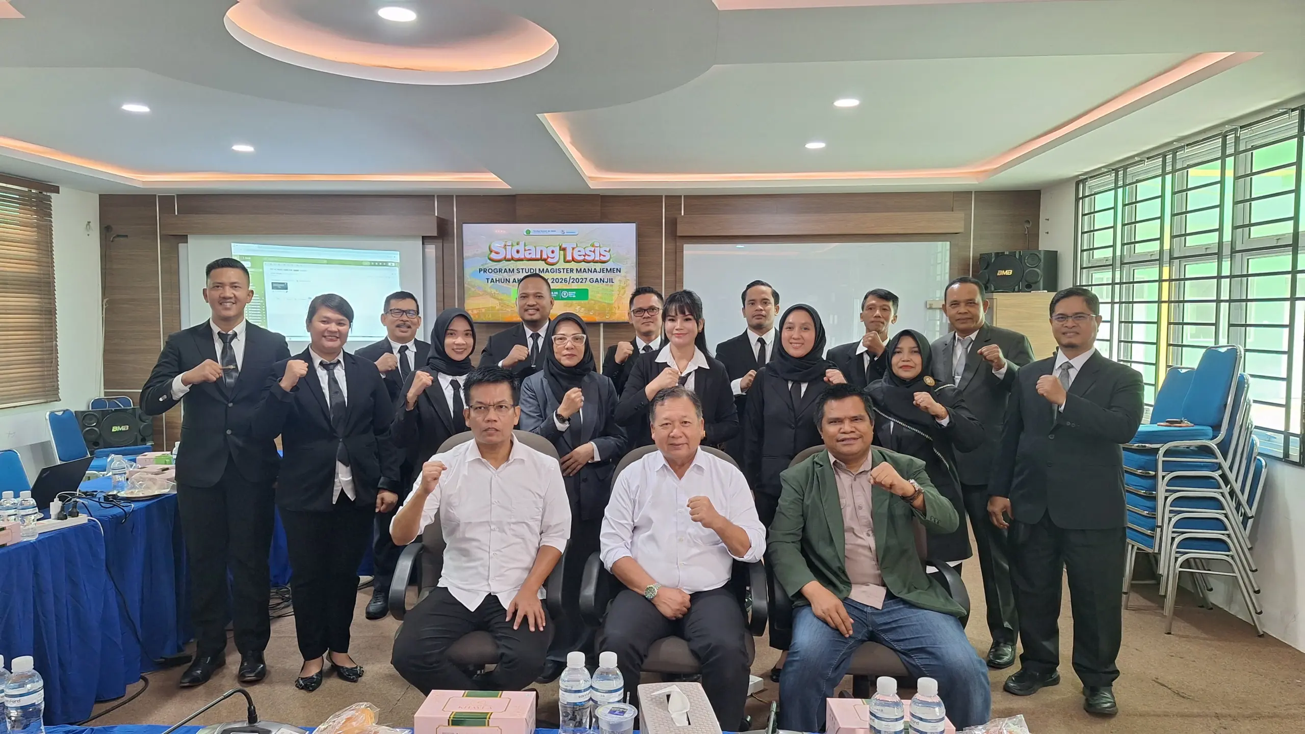 35 Mahasiswa Magister Manajemen Angkatan 8 FEB Universitas Ibnu Sina Ikuti Sidang Tesis Tahun Akademik 2026/2027