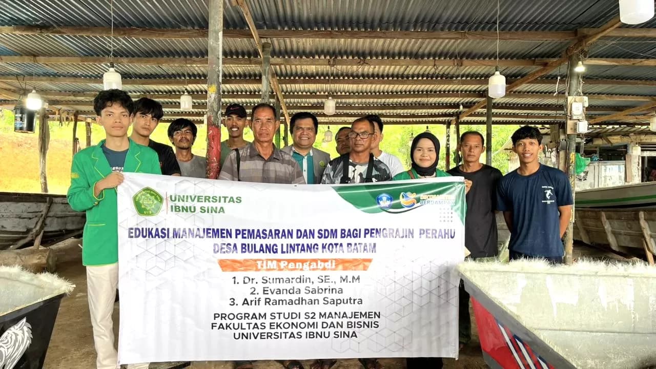 Dosen Magister Manajemen UIS Laksanakan Pengabdian kepada Masyarakat bagi Pengrajin Perahu di Bulang Lintang