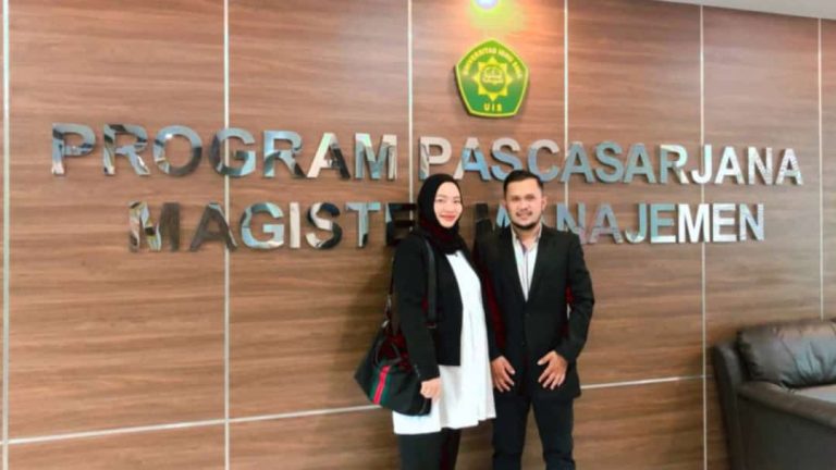 PASANGAN SUAMI ISTRI SIDANG PROPOSAL TESIS BARENG DI PRODI MAGISTER MANAJEMEN FEB-UIS