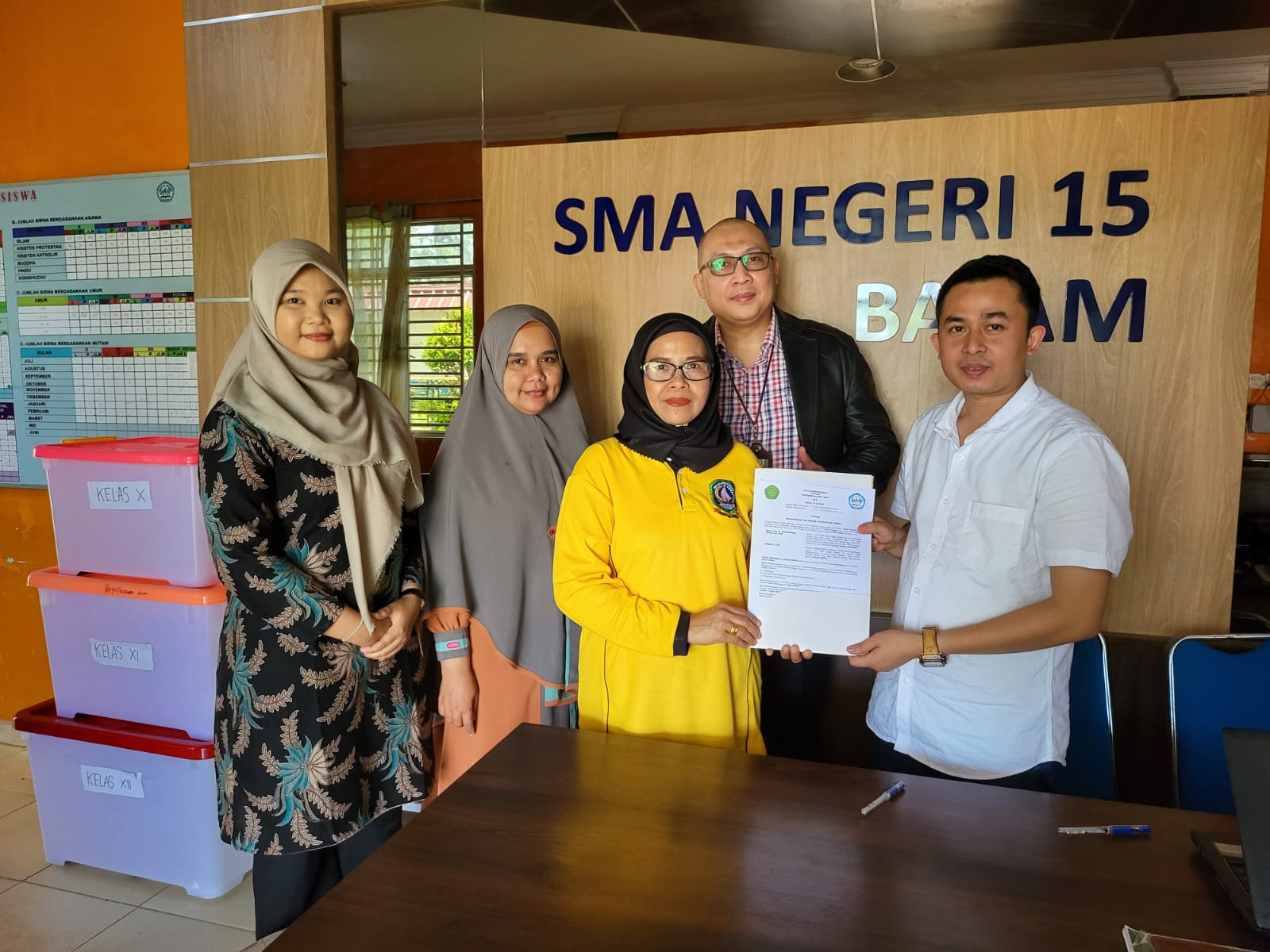 Penandatanganan Perjanjian Kerjasama Fakultas Ekonomi Dan Bisnis Universitas Ibnu Sina Dengan SMA Negeri 15 Batam