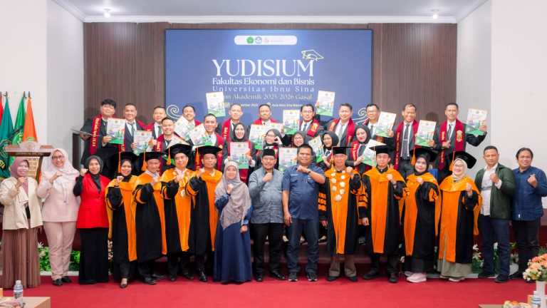 FEB UIS Kukuhkan 43 Lulusan Baru: Langkah Baru Menuju Profesional Muda yang Berdaya Saing