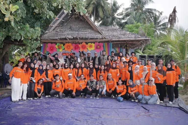 Penutupan KPM S1 Manajemen UIS Digelar Meriah di Pantai Payung, Nongsa